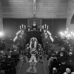 Flyfenrik Arnfinn Skjøstads begravelse