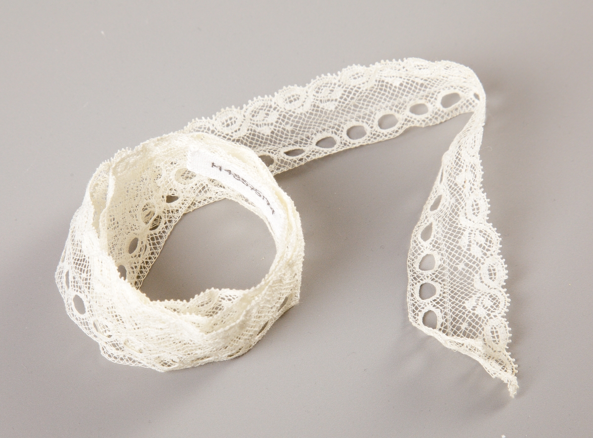 Sytillbehör och diverse ting förvarade i pappkartong. 1) ett måttband, 157 mm långt 2) ett nålark 3) 650 mm lång spets 4) en trådrulle grön silkestråd 5) en trådrulle lila silkestråd 6) en trådrulle brun silkestråd 7) en trådrulle svart bomullstråd 8) en trådrulle svart björntråd, glansig 9) två julmärken från 1926 10) en blyertspenna med suddgummi 11) en blyertspenna 12) en blyertspenna 13) en stålpenna 14) en spole med strumpstoppningsgarn 15) spillbitar av sidensatin 16) en gardindocka vinrött ullgarn 17) Två små vita knappar.

Inskrivet i huvudkatalogen 1997.