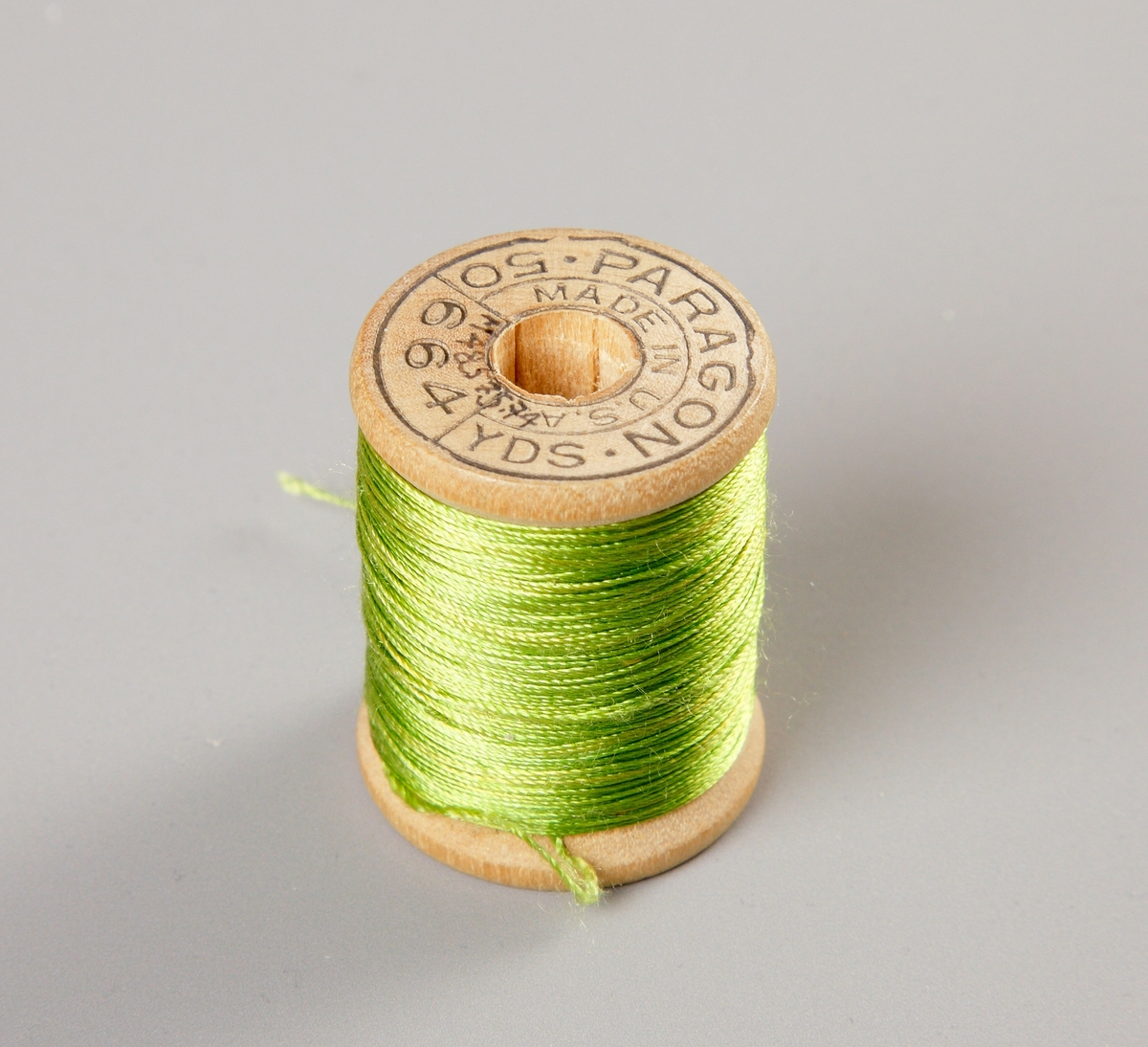 Sytillbehör och diverse ting förvarade i pappkartong. 1) ett måttband, 157 mm långt 2) ett nålark 3) 650 mm lång spets 4) en trådrulle grön silkestråd 5) en trådrulle lila silkestråd 6) en trådrulle brun silkestråd 7) en trådrulle svart bomullstråd 8) en trådrulle svart björntråd, glansig 9) två julmärken från 1926 10) en blyertspenna med suddgummi 11) en blyertspenna 12) en blyertspenna 13) en stålpenna 14) en spole med strumpstoppningsgarn 15) spillbitar av sidensatin 16) en gardindocka vinrött ullgarn 17) Två små vita knappar.

Inskrivet i huvudkatalogen 1997.