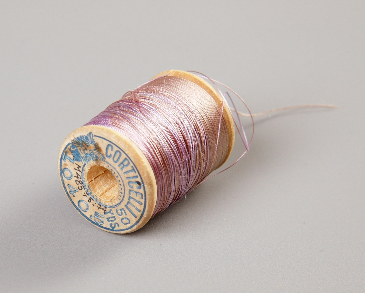 Sytillbehör och diverse ting förvarade i pappkartong. 1) ett måttband, 157 mm långt 2) ett nålark 3) 650 mm lång spets 4) en trådrulle grön silkestråd 5) en trådrulle lila silkestråd 6) en trådrulle brun silkestråd 7) en trådrulle svart bomullstråd 8) en trådrulle svart björntråd, glansig 9) två julmärken från 1926 10) en blyertspenna med suddgummi 11) en blyertspenna 12) en blyertspenna 13) en stålpenna 14) en spole med strumpstoppningsgarn 15) spillbitar av sidensatin 16) en gardindocka vinrött ullgarn 17) Två små vita knappar.

Inskrivet i huvudkatalogen 1997.