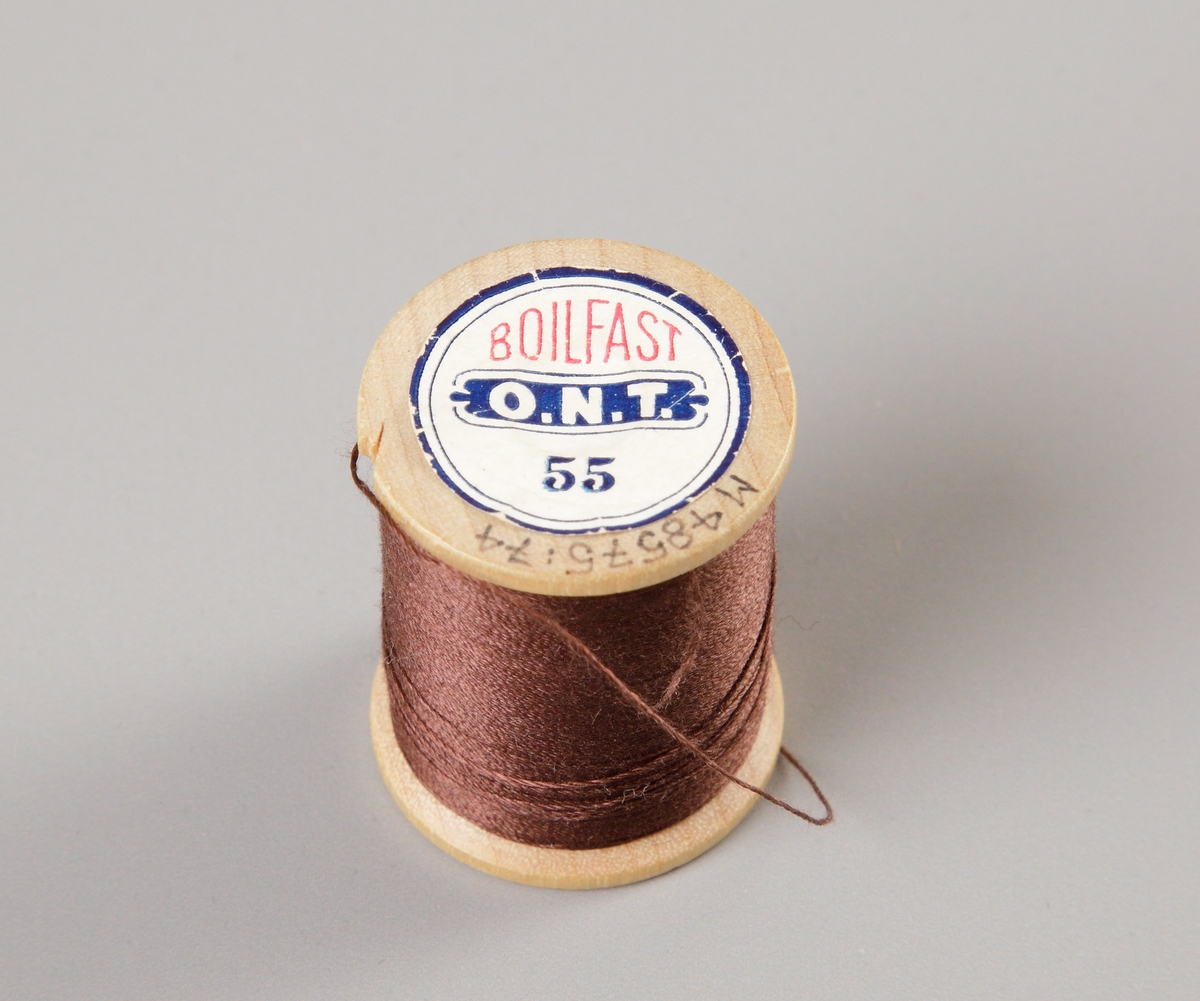 Sytillbehör och diverse ting förvarade i pappkartong. 1) ett måttband, 157 mm långt 2) ett nålark 3) 650 mm lång spets 4) en trådrulle grön silkestråd 5) en trådrulle lila silkestråd 6) en trådrulle brun silkestråd 7) en trådrulle svart bomullstråd 8) en trådrulle svart björntråd, glansig 9) två julmärken från 1926 10) en blyertspenna med suddgummi 11) en blyertspenna 12) en blyertspenna 13) en stålpenna 14) en spole med strumpstoppningsgarn 15) spillbitar av sidensatin 16) en gardindocka vinrött ullgarn 17) Två små vita knappar.

Inskrivet i huvudkatalogen 1997.