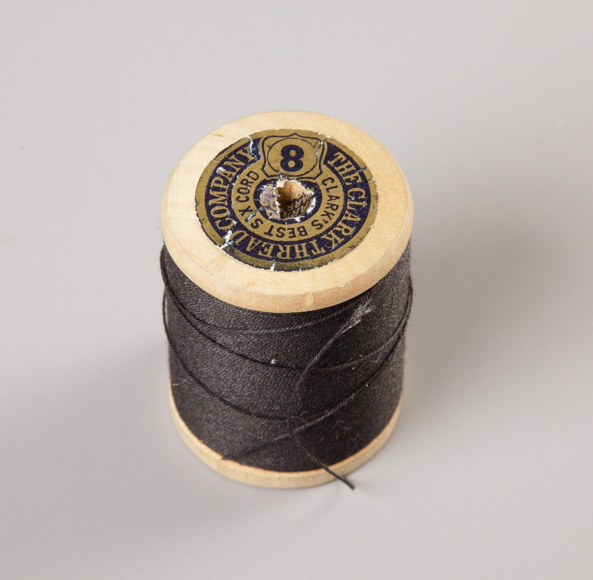 Sytillbehör och diverse ting förvarade i pappkartong. 1) ett måttband, 157 mm långt 2) ett nålark 3) 650 mm lång spets 4) en trådrulle grön silkestråd 5) en trådrulle lila silkestråd 6) en trådrulle brun silkestråd 7) en trådrulle svart bomullstråd 8) en trådrulle svart björntråd, glansig 9) två julmärken från 1926 10) en blyertspenna med suddgummi 11) en blyertspenna 12) en blyertspenna 13) en stålpenna 14) en spole med strumpstoppningsgarn 15) spillbitar av sidensatin 16) en gardindocka vinrött ullgarn 17) Två små vita knappar.

Inskrivet i huvudkatalogen 1997.