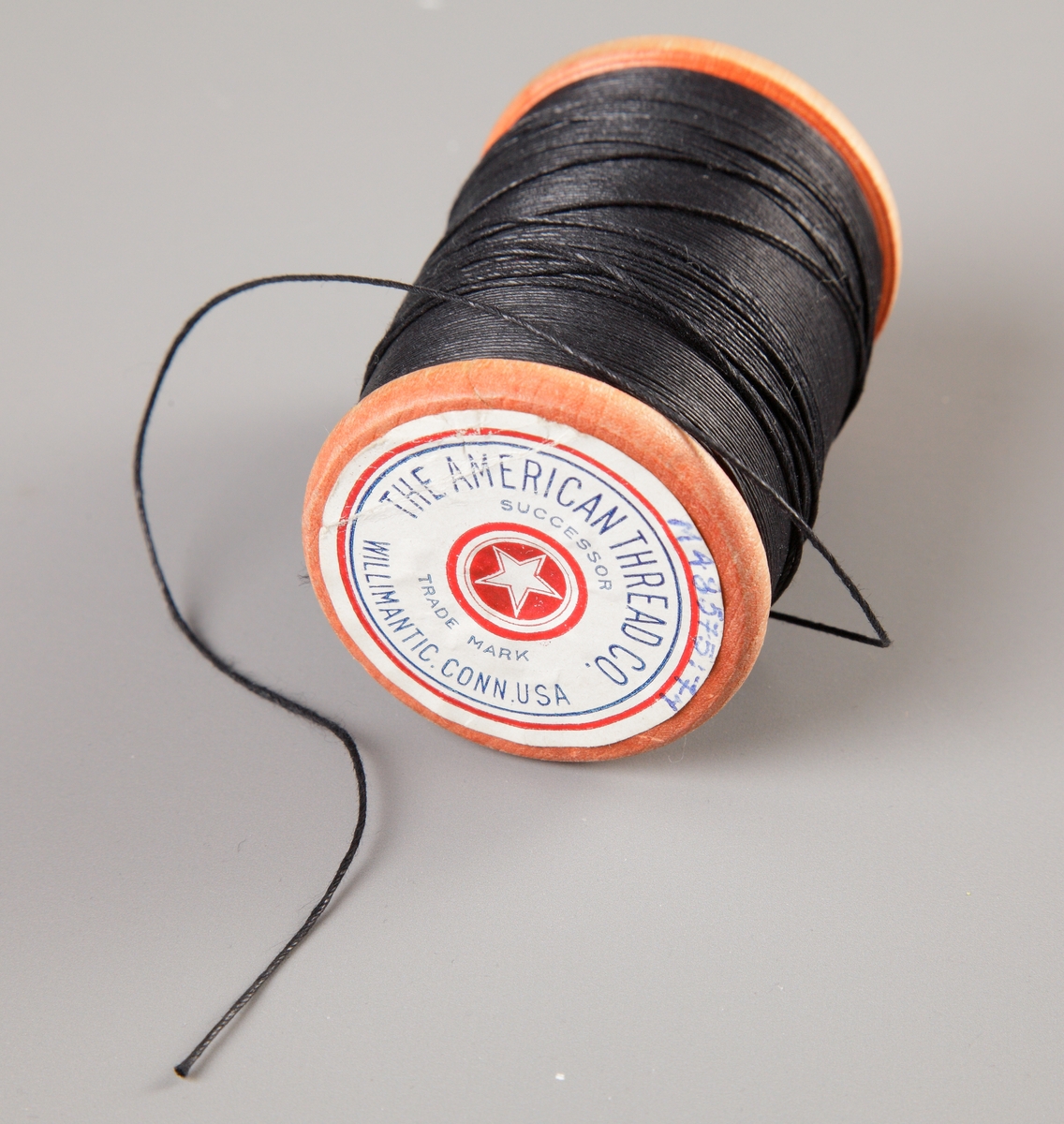 Sytillbehör och diverse ting förvarade i pappkartong. 1) ett måttband, 157 mm långt 2) ett nålark 3) 650 mm lång spets 4) en trådrulle grön silkestråd 5) en trådrulle lila silkestråd 6) en trådrulle brun silkestråd 7) en trådrulle svart bomullstråd 8) en trådrulle svart björntråd, glansig 9) två julmärken från 1926 10) en blyertspenna med suddgummi 11) en blyertspenna 12) en blyertspenna 13) en stålpenna 14) en spole med strumpstoppningsgarn 15) spillbitar av sidensatin 16) en gardindocka vinrött ullgarn 17) Två små vita knappar.

Inskrivet i huvudkatalogen 1997.