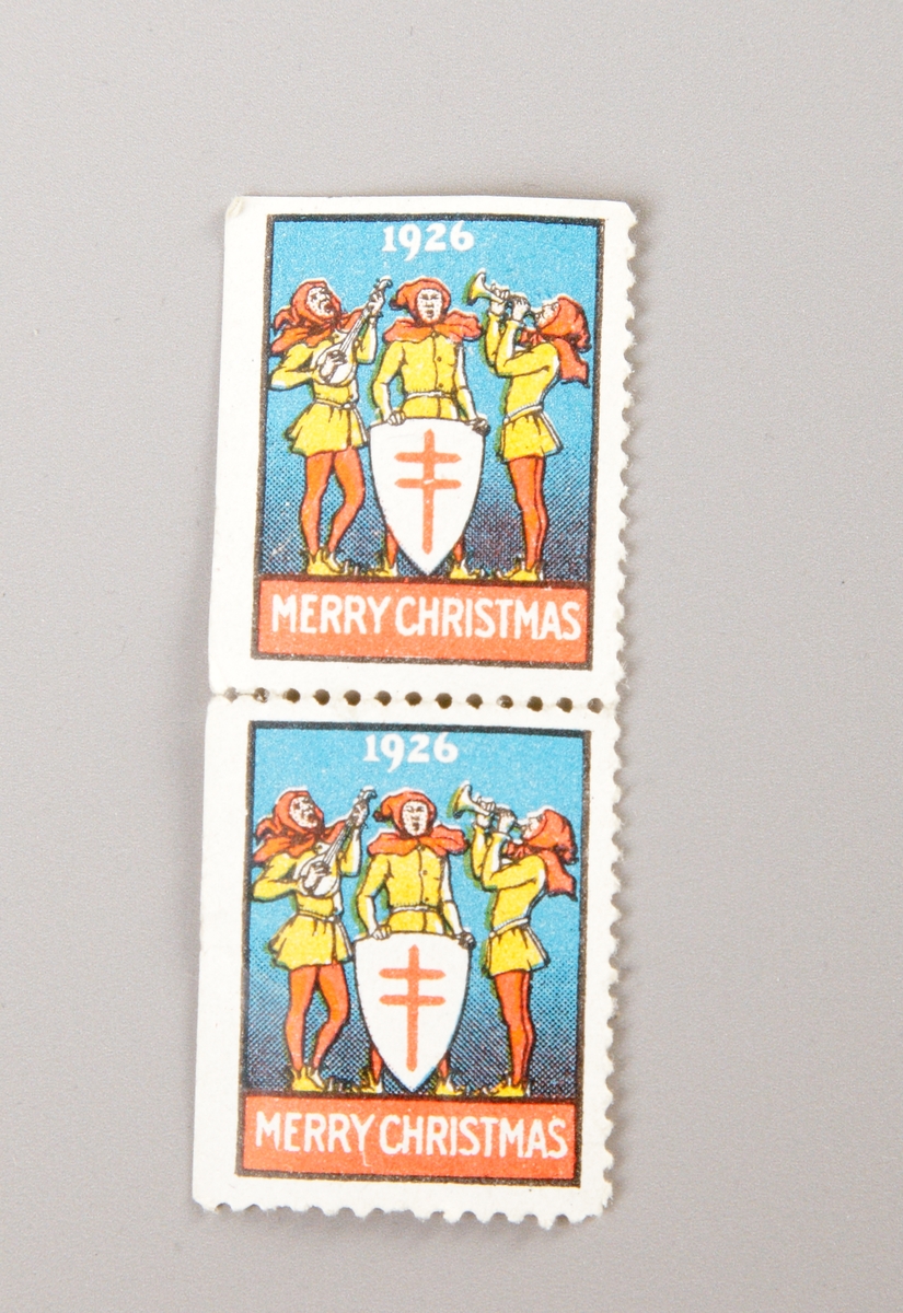 Sytillbehör och diverse ting förvarade i pappkartong. 1) ett måttband, 157 mm långt 2) ett nålark 3) 650 mm lång spets 4) en trådrulle grön silkestråd 5) en trådrulle lila silkestråd 6) en trådrulle brun silkestråd 7) en trådrulle svart bomullstråd 8) en trådrulle svart björntråd, glansig 9) två julmärken från 1926 10) en blyertspenna med suddgummi 11) en blyertspenna 12) en blyertspenna 13) en stålpenna 14) en spole med strumpstoppningsgarn 15) spillbitar av sidensatin 16) en gardindocka vinrött ullgarn 17) Två små vita knappar.

Inskrivet i huvudkatalogen 1997.