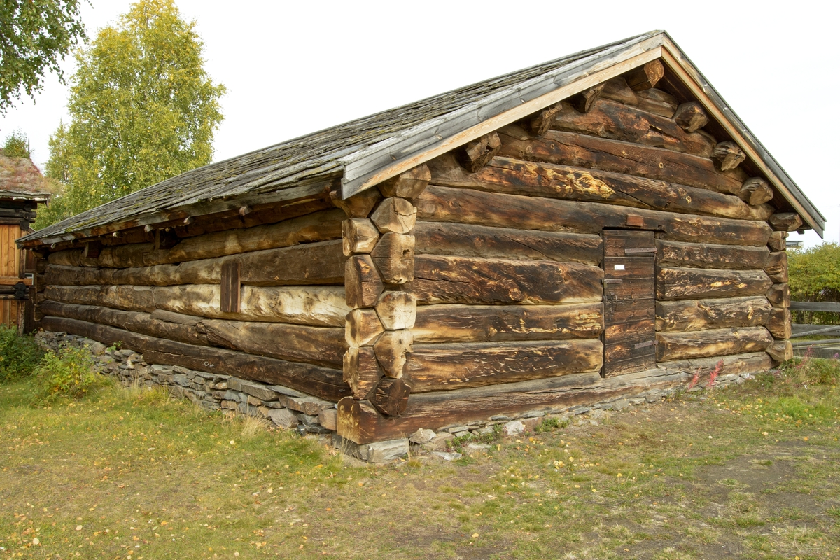 Fjøset er fra gården Steen og datert 1706. Bygningen er av tømmer over en etasje med inngang i gavlen. På taket er det villskifer som ikke er særlig vanlig i Østerdalen. Fjøset brukes i dag som utstillingslokale for landbruks- og hesteutstyr.