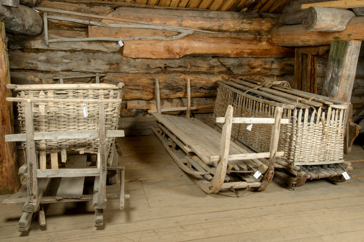 Fjøset er fra gården Steen og datert 1706. Bygningen er av tømmer over en etasje med inngang i gavlen. På taket er det villskifer som ikke er særlig vanlig i Østerdalen. Fjøset brukes i dag som utstillingslokale for landbruks- og hesteutstyr.
