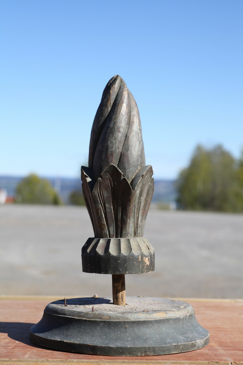 Prekestol (a), fot (b) og (c og d) et dekorelement formet som en flamme, fra Aas kirke, Bøverbru. Sekskantet prekestol med en innebygget plate for å plassere bibelen langs framsiden. Hver side har speil som er blåmalt i marmoreringsteknikk, mens resten av hver vegg er malt rosa med prikker i dekorasjonsmaling som imiterer en annen steintype. Påskrift nede på prekestolen: "Uttatt 1915 fra Aas Bøverbru". Antatt tatt ut fra Aas kirke i forbindelse med brannen i 1915.