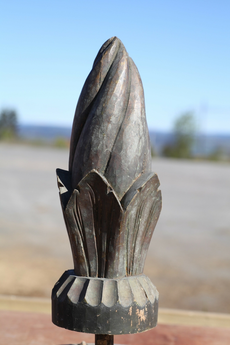 Prekestol (a), fot (b) og (c og d) et dekorelement formet som en flamme, fra Aas kirke, Bøverbru. Sekskantet prekestol med en innebygget plate for å plassere bibelen langs framsiden. Hver side har speil som er blåmalt i marmoreringsteknikk, mens resten av hver vegg er malt rosa med prikker i dekorasjonsmaling som imiterer en annen steintype. Påskrift nede på prekestolen: "Uttatt 1915 fra Aas Bøverbru". Antatt tatt ut fra Aas kirke i forbindelse med brannen i 1915.