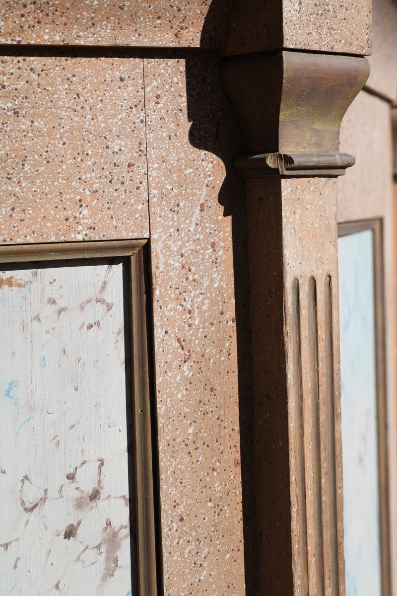 Prekestol (a), fot (b) og (c og d) et dekorelement formet som en flamme, fra Aas kirke, Bøverbru. Sekskantet prekestol med en innebygget plate for å plassere bibelen langs framsiden. Hver side har speil som er blåmalt i marmoreringsteknikk, mens resten av hver vegg er malt rosa med prikker i dekorasjonsmaling som imiterer en annen steintype. Påskrift nede på prekestolen: "Uttatt 1915 fra Aas Bøverbru". Antatt tatt ut fra Aas kirke i forbindelse med brannen i 1915.