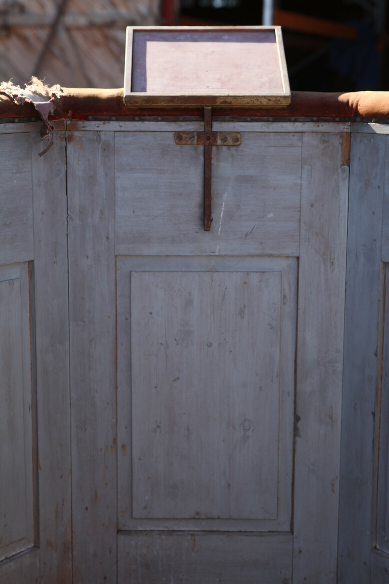 Prekestol (a), fot (b) og (c og d) et dekorelement formet som en flamme, fra Aas kirke, Bøverbru. Sekskantet prekestol med en innebygget plate for å plassere bibelen langs framsiden. Hver side har speil som er blåmalt i marmoreringsteknikk, mens resten av hver vegg er malt rosa med prikker i dekorasjonsmaling som imiterer en annen steintype. Påskrift nede på prekestolen: "Uttatt 1915 fra Aas Bøverbru". Antatt tatt ut fra Aas kirke i forbindelse med brannen i 1915.