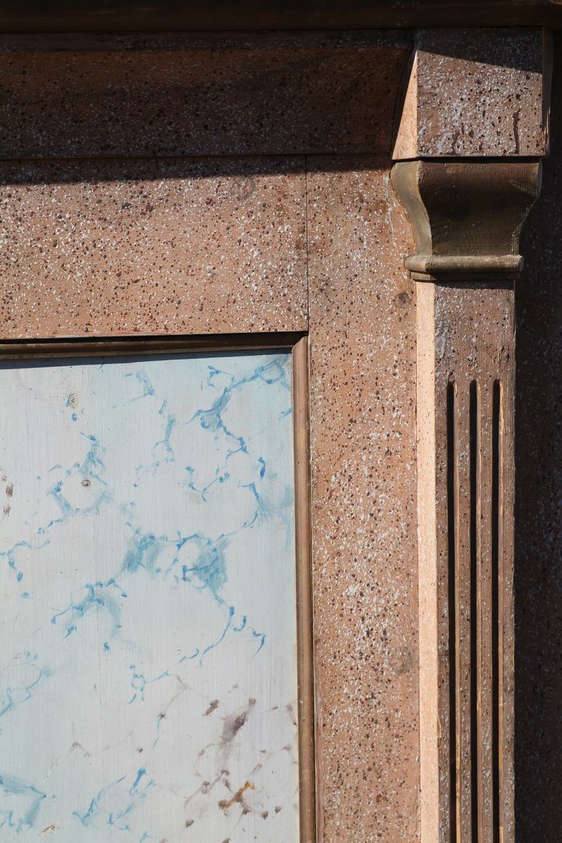 Prekestol (a), fot (b) og (c og d) et dekorelement formet som en flamme, fra Aas kirke, Bøverbru. Sekskantet prekestol med en innebygget plate for å plassere bibelen langs framsiden. Hver side har speil som er blåmalt i marmoreringsteknikk, mens resten av hver vegg er malt rosa med prikker i dekorasjonsmaling som imiterer en annen steintype. Påskrift nede på prekestolen: "Uttatt 1915 fra Aas Bøverbru". Antatt tatt ut fra Aas kirke i forbindelse med brannen i 1915.