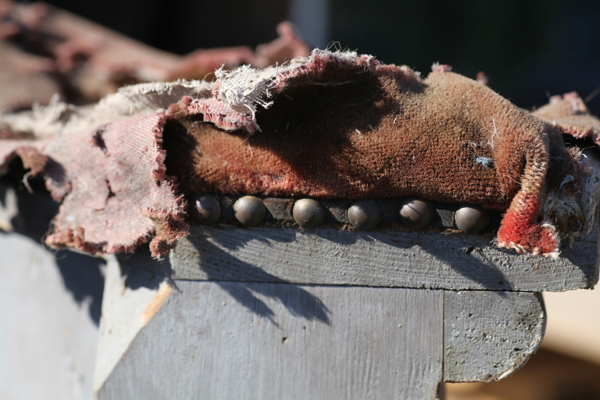 Prekestol (a), fot (b) og (c og d) et dekorelement formet som en flamme, fra Aas kirke, Bøverbru. Sekskantet prekestol med en innebygget plate for å plassere bibelen langs framsiden. Hver side har speil som er blåmalt i marmoreringsteknikk, mens resten av hver vegg er malt rosa med prikker i dekorasjonsmaling som imiterer en annen steintype. Påskrift nede på prekestolen: "Uttatt 1915 fra Aas Bøverbru". Antatt tatt ut fra Aas kirke i forbindelse med brannen i 1915.