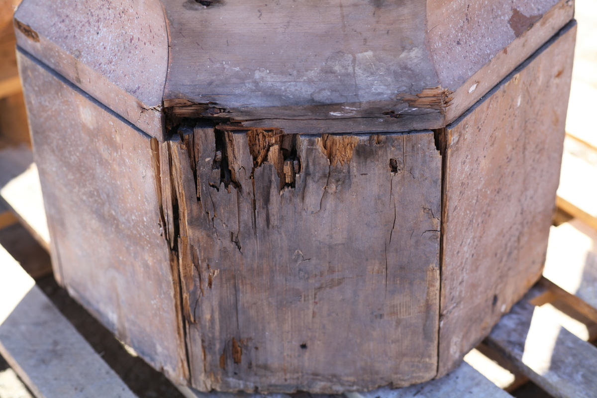 Prekestol (a), fot (b) og (c og d) et dekorelement formet som en flamme, fra Aas kirke, Bøverbru. Sekskantet prekestol med en innebygget plate for å plassere bibelen langs framsiden. Hver side har speil som er blåmalt i marmoreringsteknikk, mens resten av hver vegg er malt rosa med prikker i dekorasjonsmaling som imiterer en annen steintype. Påskrift nede på prekestolen: "Uttatt 1915 fra Aas Bøverbru". Antatt tatt ut fra Aas kirke i forbindelse med brannen i 1915.