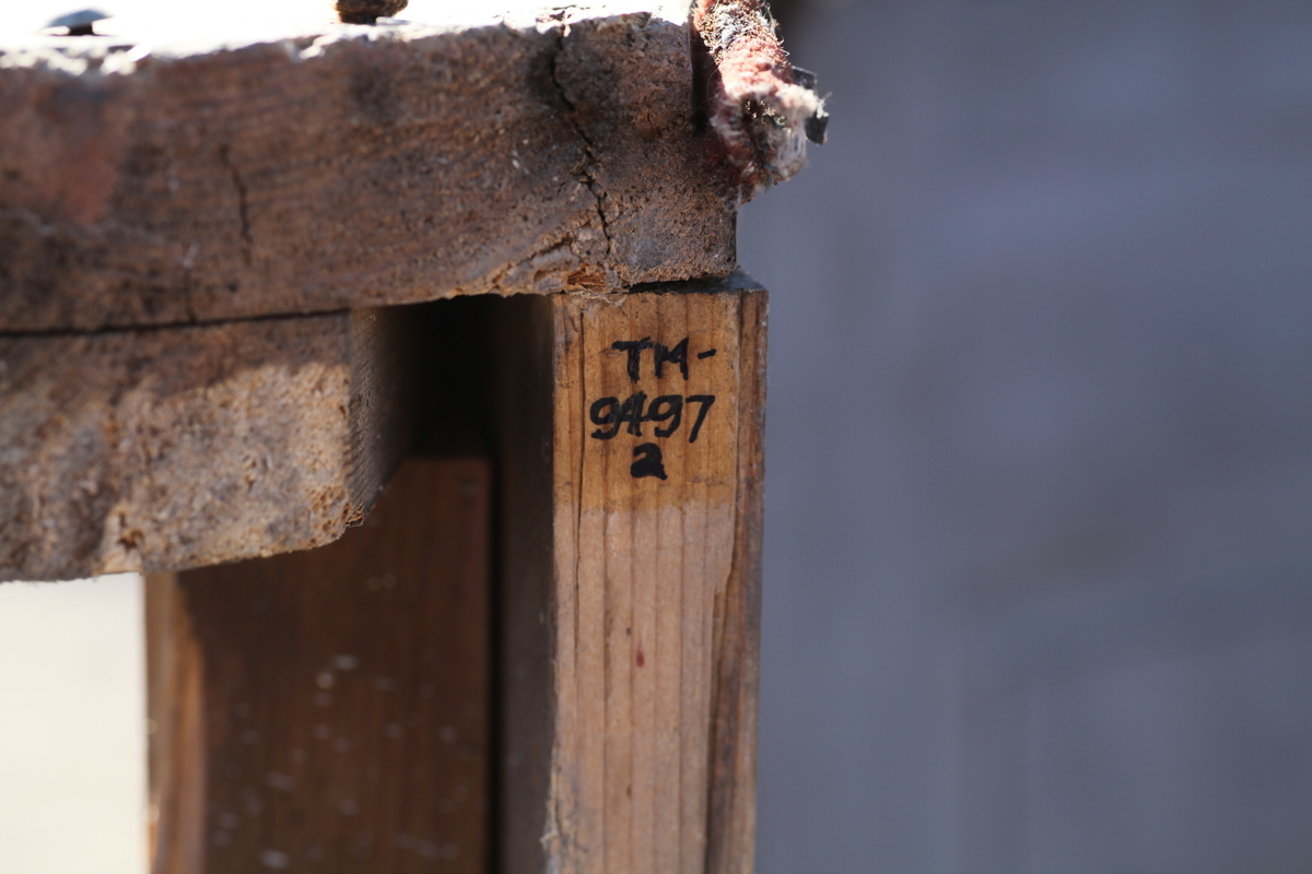 Prekestol (a), fot (b) og (c og d) et dekorelement formet som en flamme, fra Aas kirke, Bøverbru. Sekskantet prekestol med en innebygget plate for å plassere bibelen langs framsiden. Hver side har speil som er blåmalt i marmoreringsteknikk, mens resten av hver vegg er malt rosa med prikker i dekorasjonsmaling som imiterer en annen steintype. Påskrift nede på prekestolen: "Uttatt 1915 fra Aas Bøverbru". Antatt tatt ut fra Aas kirke i forbindelse med brannen i 1915.