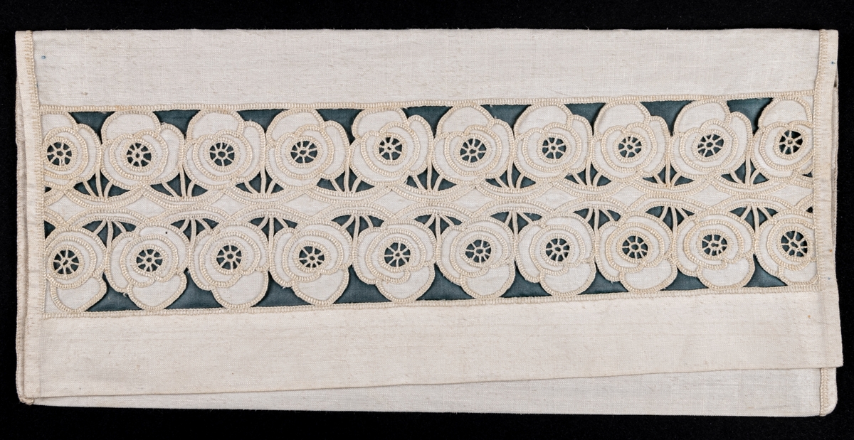 Servettväska i vitt linne med venetianskt broderi. Fodrad med grönt råsiden.