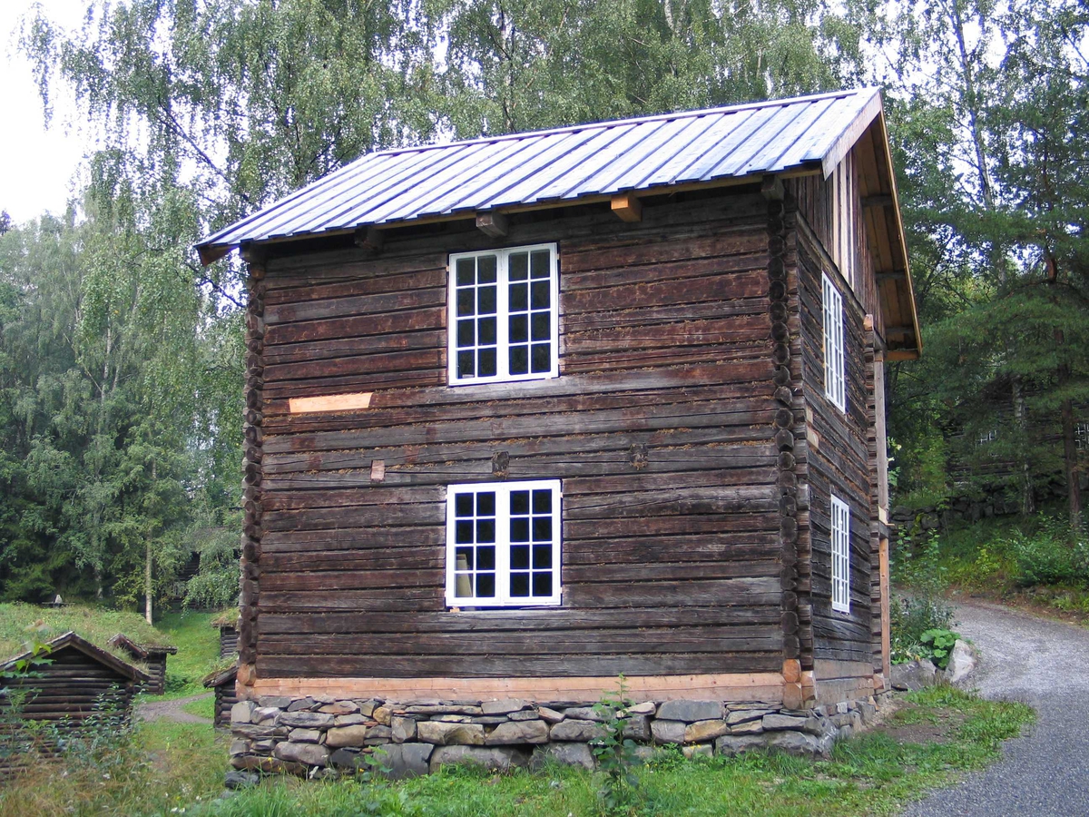 Laftet hus i to etaser med liten kjeller og kaldt loft. Det er et rom i hver etasje. Mot øst er det en panelt svalgang med trapp. 