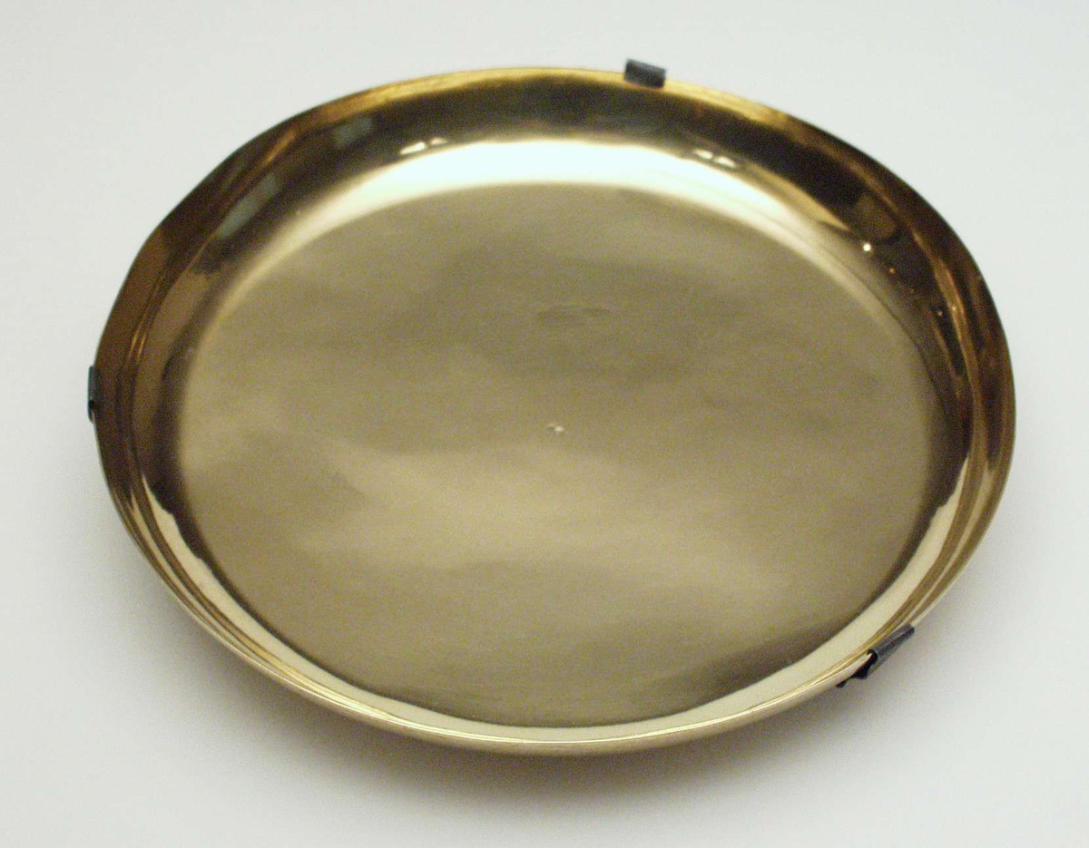 Tallerken laget i messing.