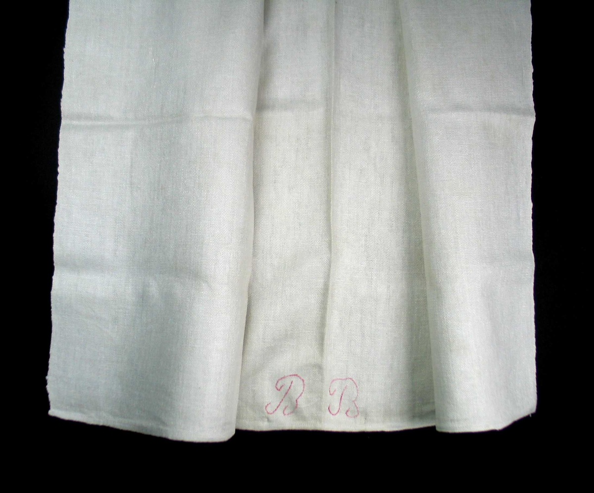 Halvbleket håndkle i lin. Brodert rosa monogram, BB i kontursting.