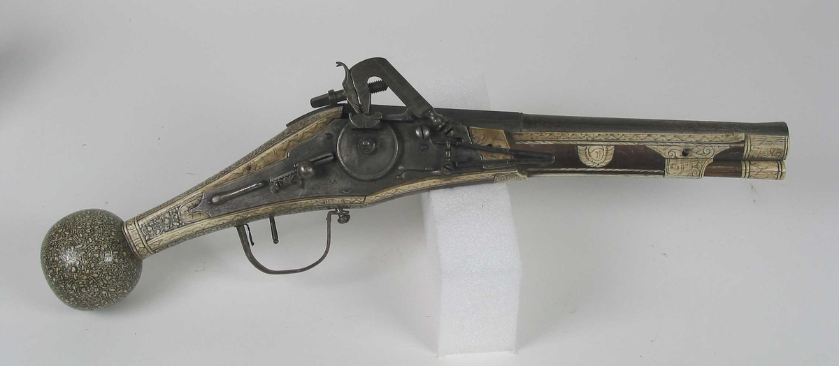Sivil pistol med hjullås . Flatt låsblikk, tverrskåret i forkant og spisst i bakkant. Låsen er festet til kolben med to gjennomgående skruer.
Rundt glattboret pipe med åttekantet kammerstykke og trompetformet munning. 
Pipen merket med H stående løve og R på kammerstykket.
Avtrekkerbøyle i jern.
Pipen er festet til kolben med to splinter av tre. Kolbe av tre med rikt beninnlegg i forskjellige mønstre.
Ladestokk i tre med horn avstlutning.