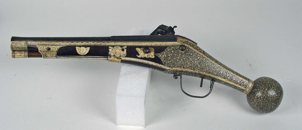 Sivil pistol med hjullås . Flatt låsblikk, tverrskåret i forkant og spisst i bakkant. Låsen er festet til kolben med to gjennomgående skruer.
Rundt glattboret pipe med åttekantet kammerstykke og trompetformet munning. 
Pipen merket med H stående løve og R på kammerstykket.
Avtrekkerbøyle i jern.
Pipen er festet til kolben med to splinter av tre. Kolbe av tre med rikt beninnlegg i forskjellige mønstre.
Ladestokk i tre med horn avstlutning.