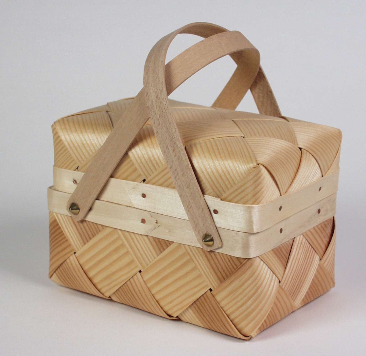 Kurv med lokk og to hanker flettet i spon.