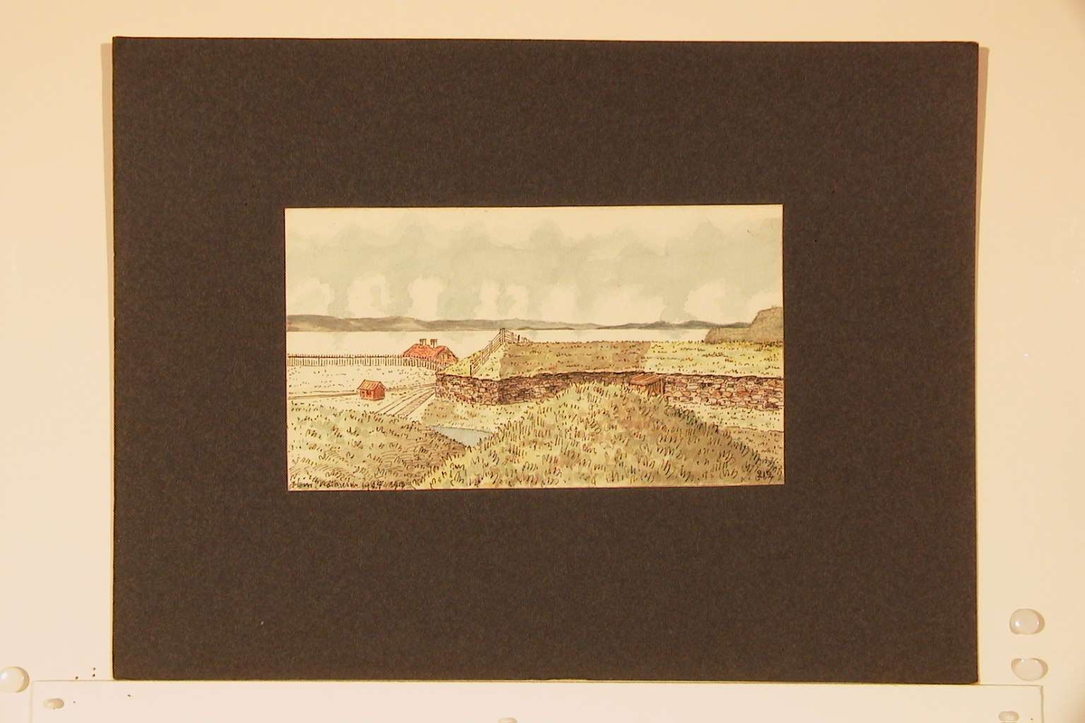 Landskap ved fjord med hus.