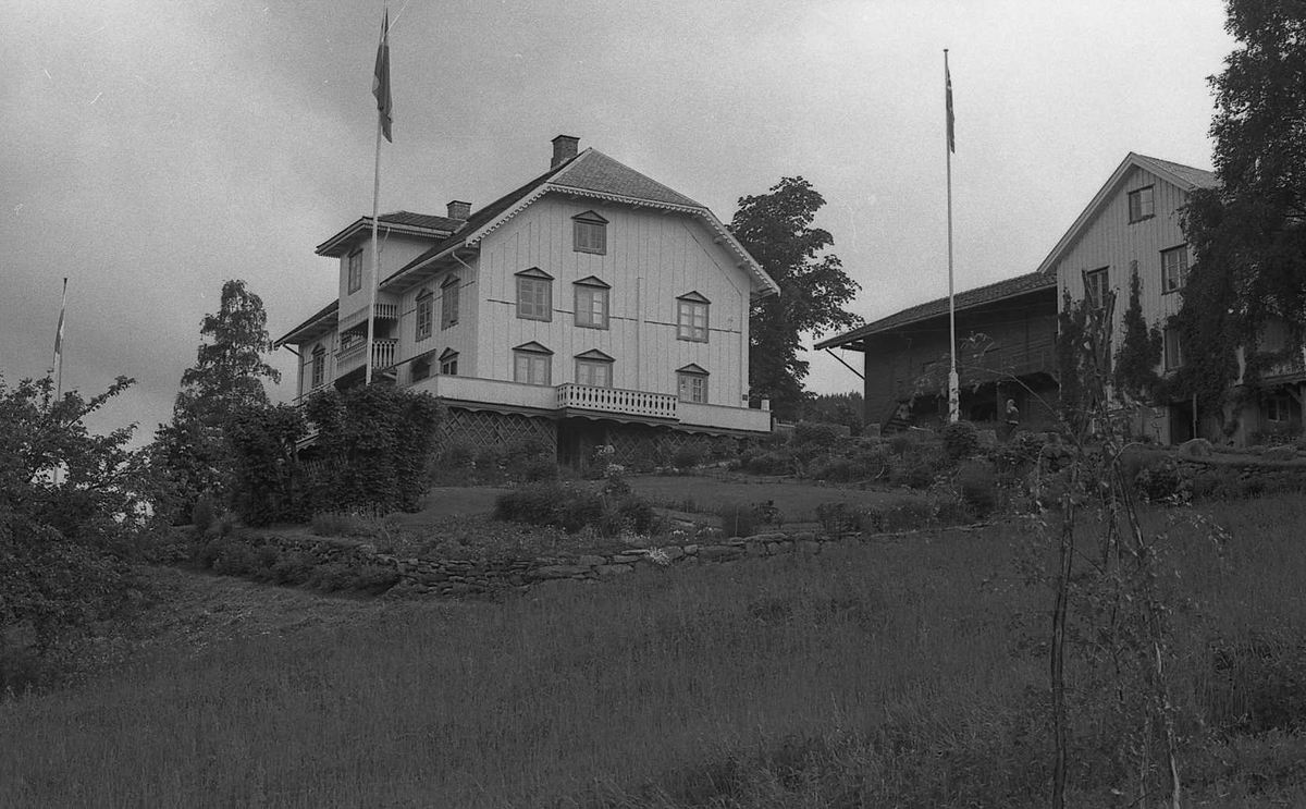 DOK:1971, Aulestad, veranda, hage, vognskjul,