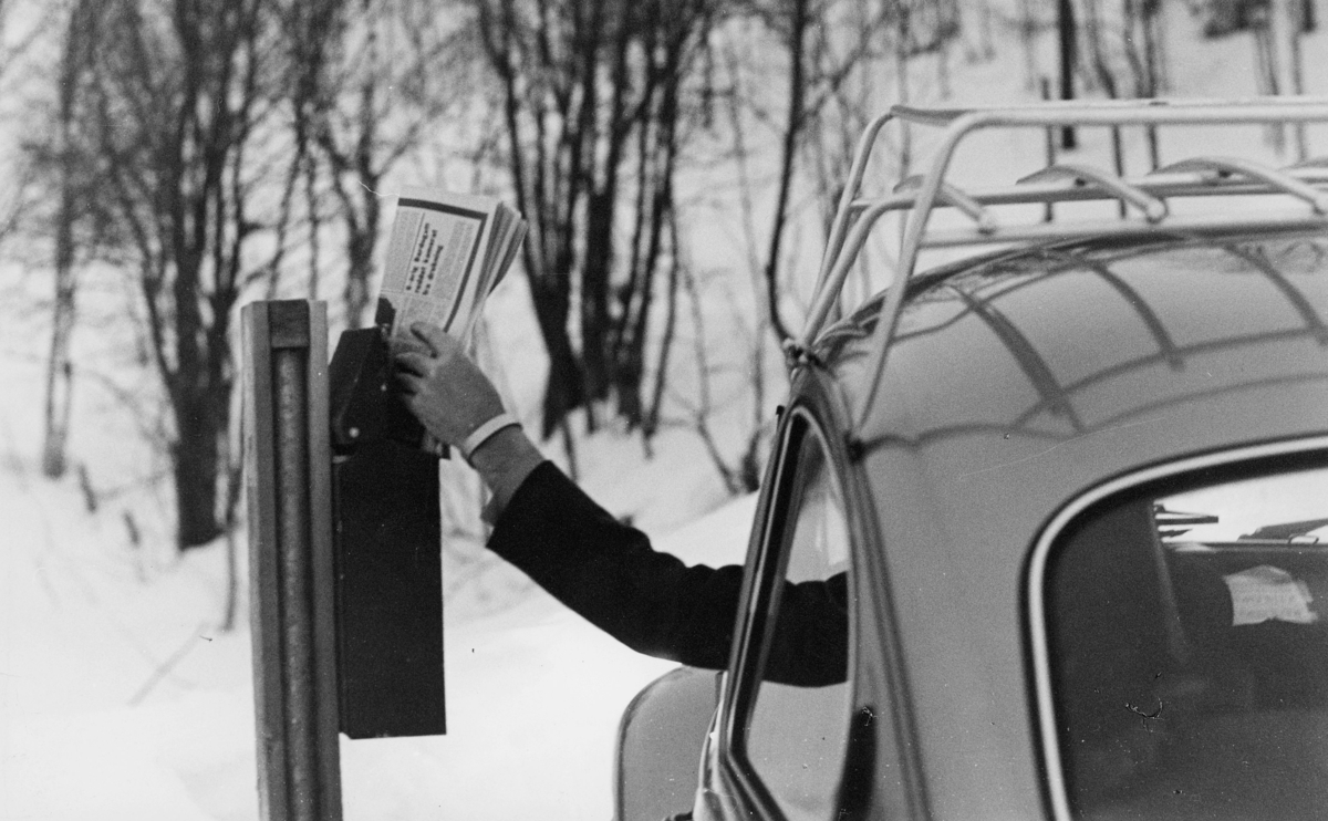 omdeling, postmann, i bil, posten i Nord