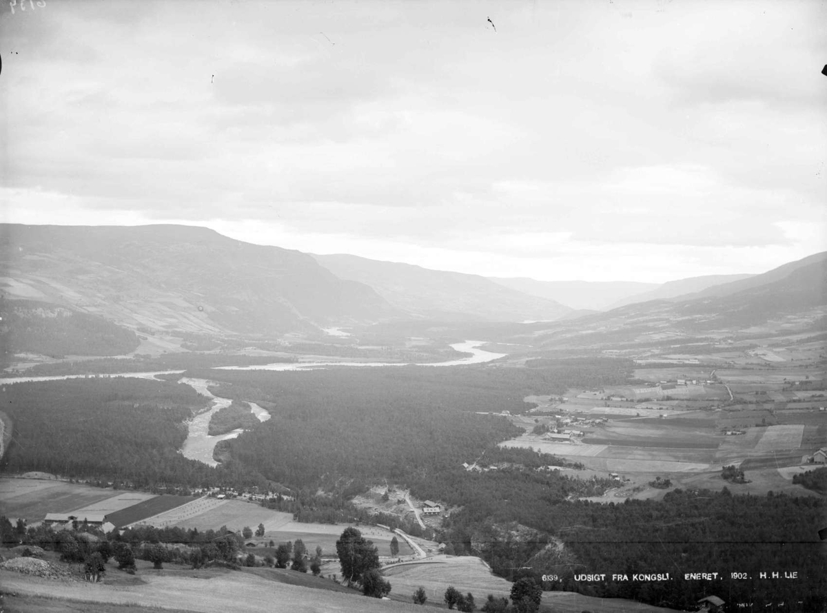 Nord-Fron 05.08.1901. Utsigt fra Kampen. Elv, bebyggelse, skog, landskap.
