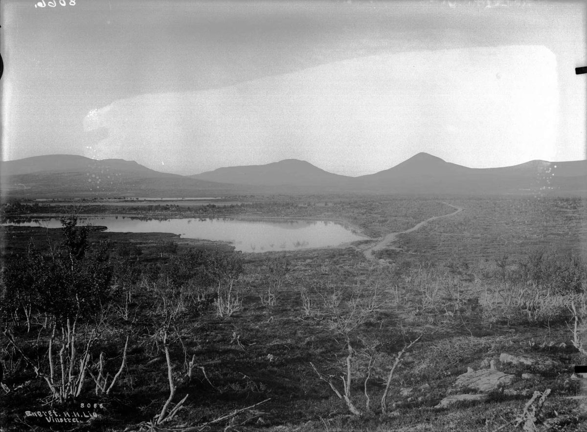 Ringebumuen og vann. 14.09.1904. Innsjø, vei, fjellformasjoner