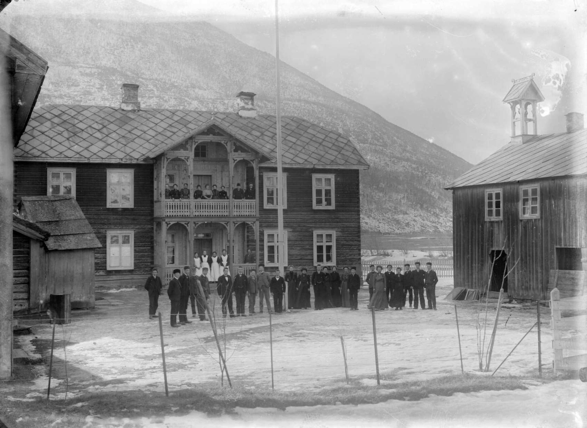 05.03.1907. Nord-Fron, Kvam. Gården Vik. Gårdsbygninger, personer, fjell i bakrunnen.