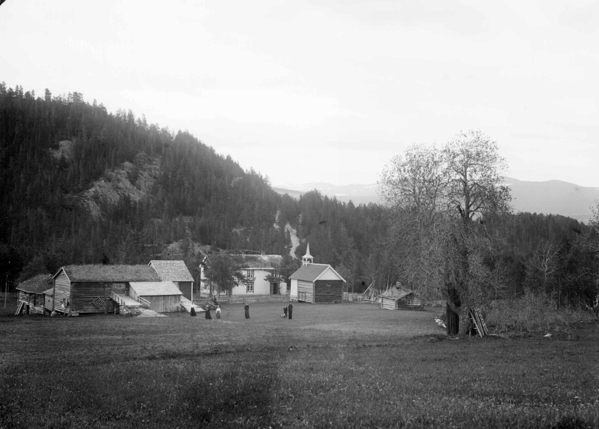 Kort: Lesja 19.06.1908. Gården Traasdal (Tråsådalen søre) ovenfra vest. Konv: Gården Traasdal (Tråsådalen søre) ovenfra. Bolighus, uthus, gårdsplass.