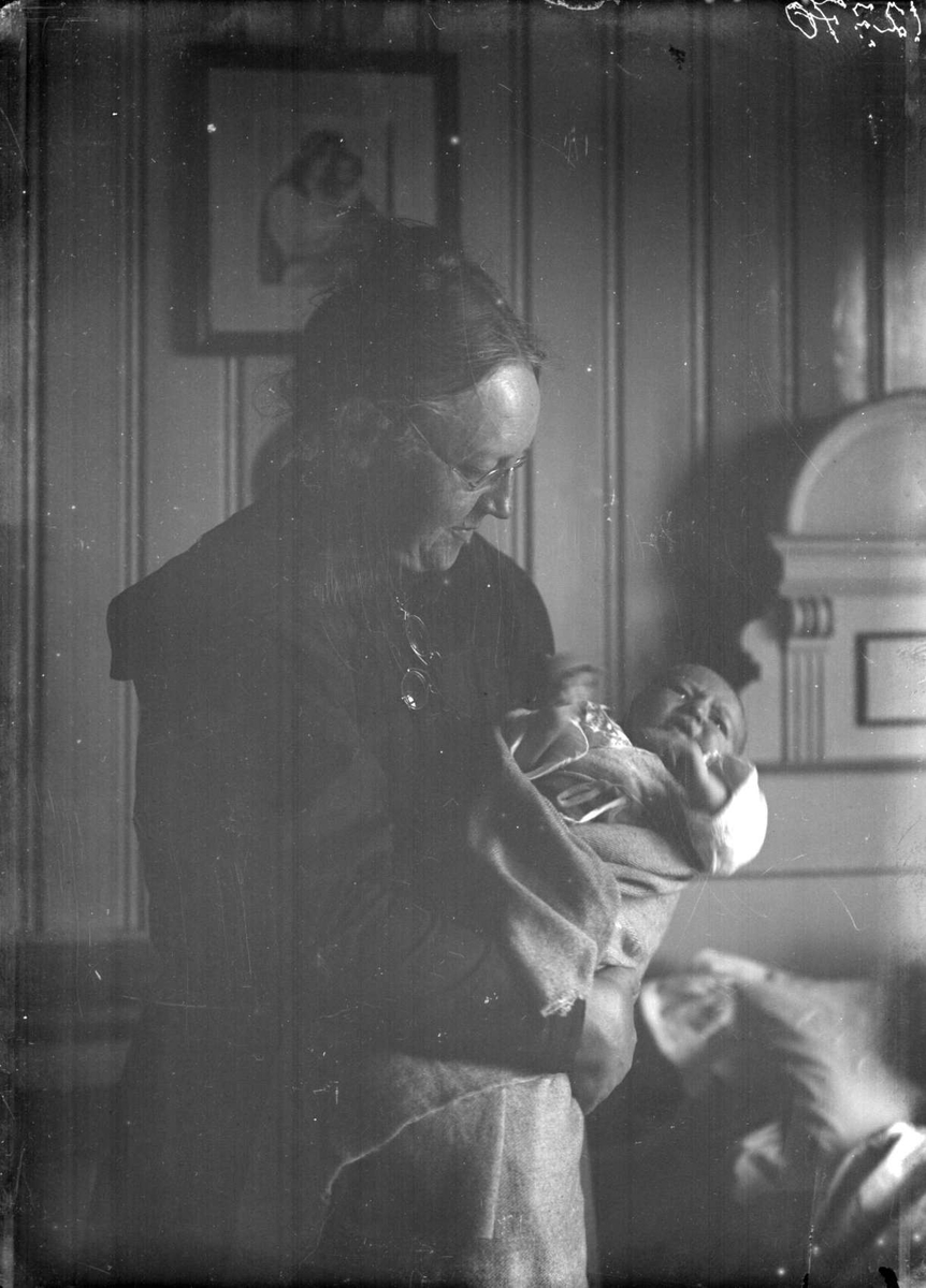 Kort: Nord-Fron 18.06.1909. Fru Moe med barnet. Gruppebilde.