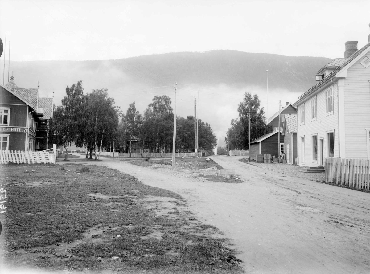 Sel (Otta), tettsted, vei (senere Storgata), butikk, Bjørkheim Hotel, park, (Villa Westen), telefonstolper, gjerder.