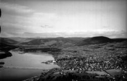 Flyfoto, med Lillehammer by og Lågen, mot Fåberg, Jørstadhøg
