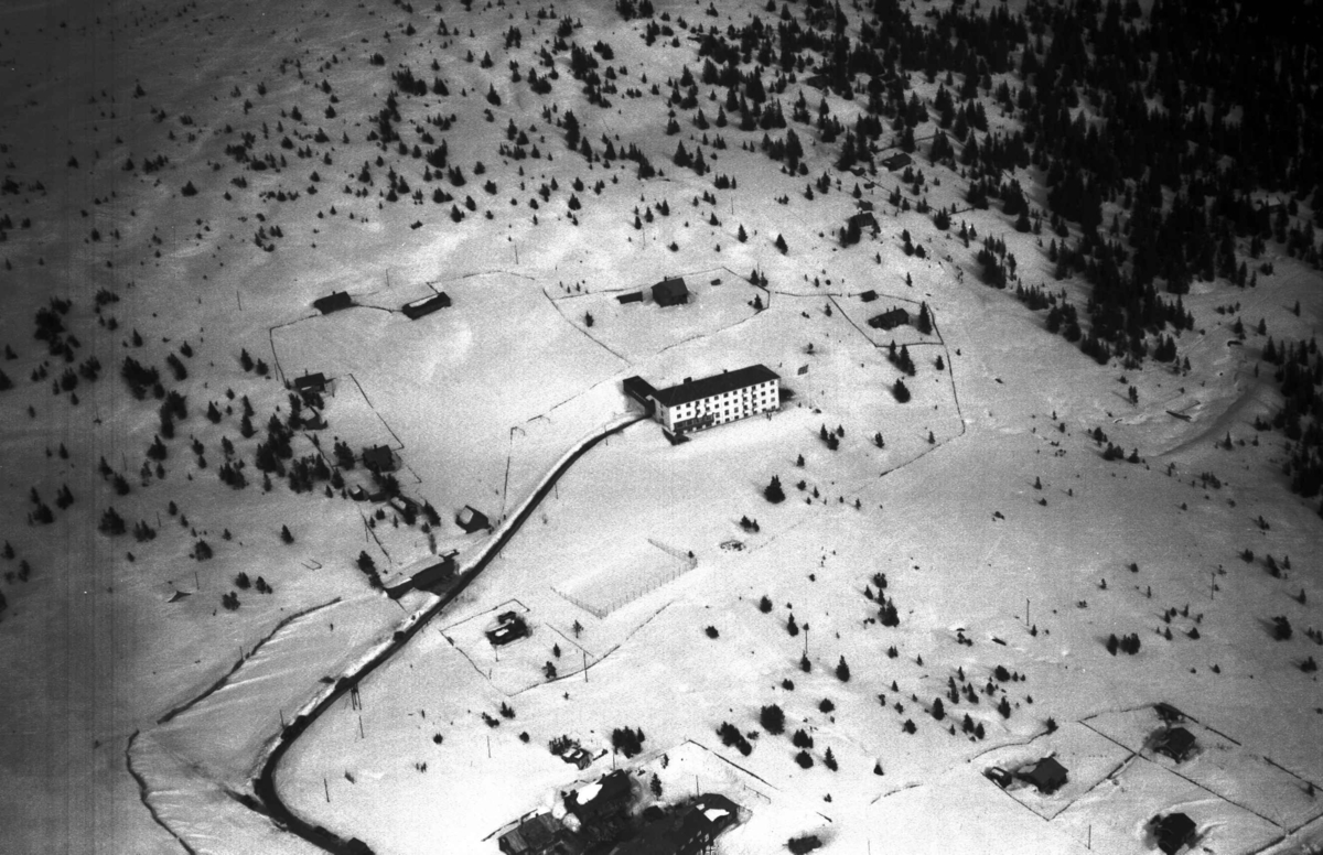 Flyfoto, Nevra Høyfjellshotell, Nordseter, vinter 

