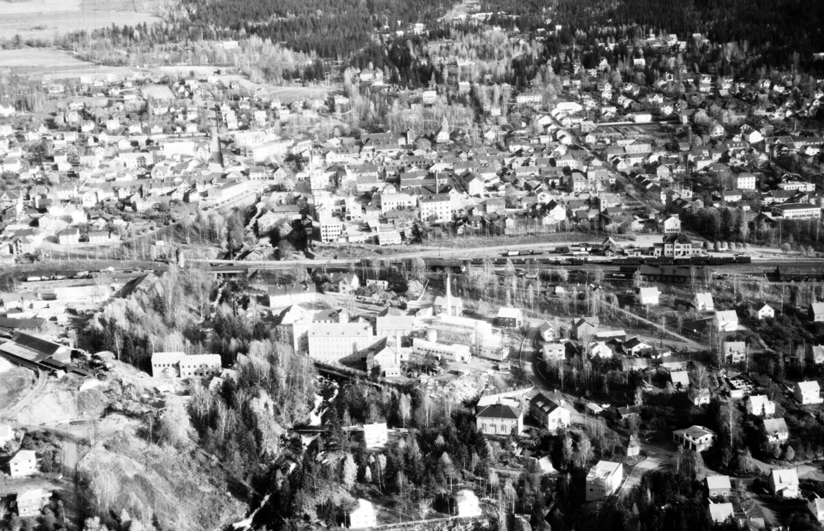 Flyfoto, Lillehammer, Gudbrandsdalens Uldvarefabrik AS, (ca.1951), mot Lillehammer sentrum. Jernbanestasjonen til høyre og jernbanen tvers over midten av bildet. Positivkopi med samme nr. 30688 har et annet motiv av fabrikken.