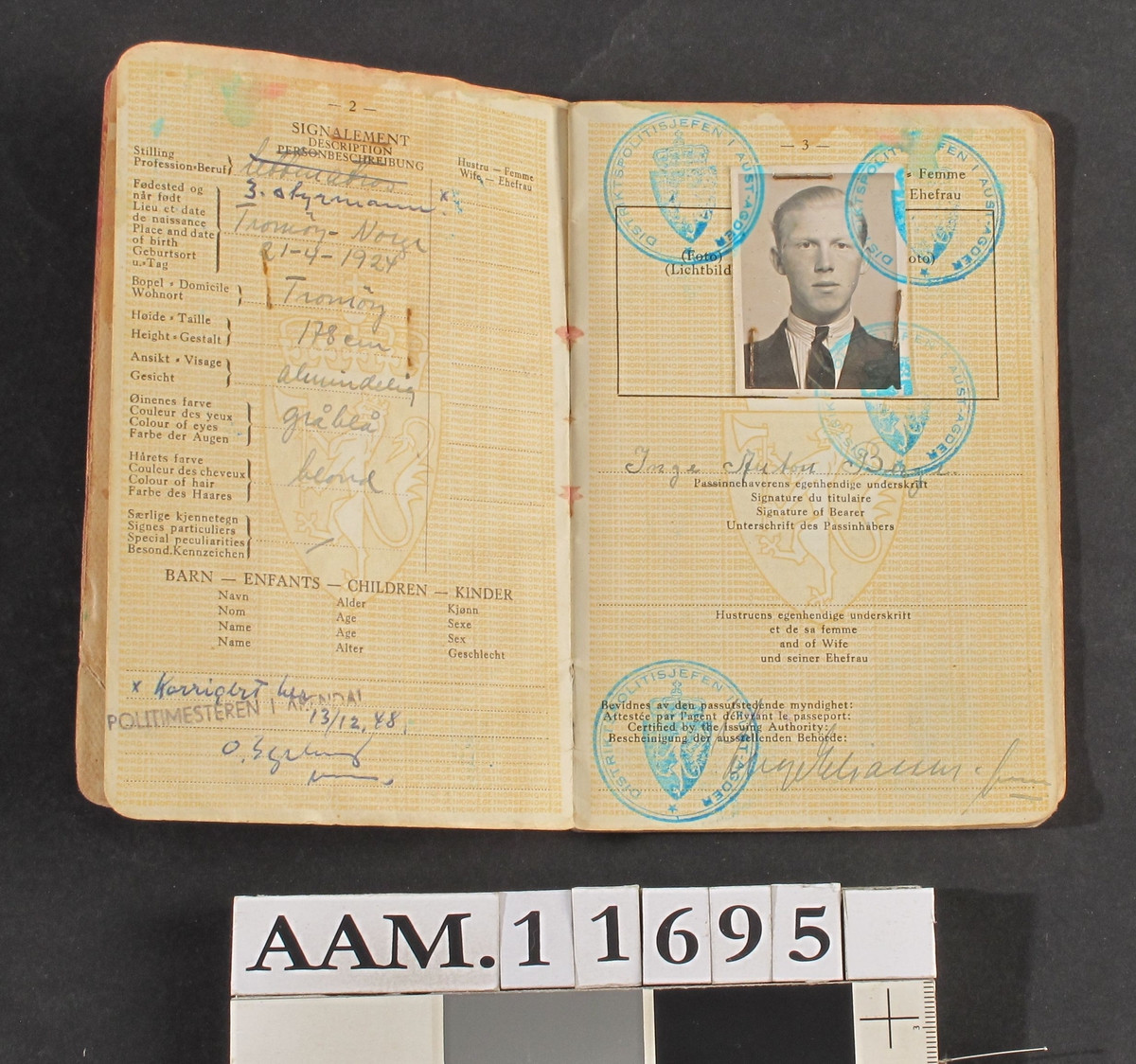 Reisepass, for Inge Berge  1945. Rødt omslag.  15,5 x 10,2.  Norsk reisepass, utstedt i Arendal 1945..