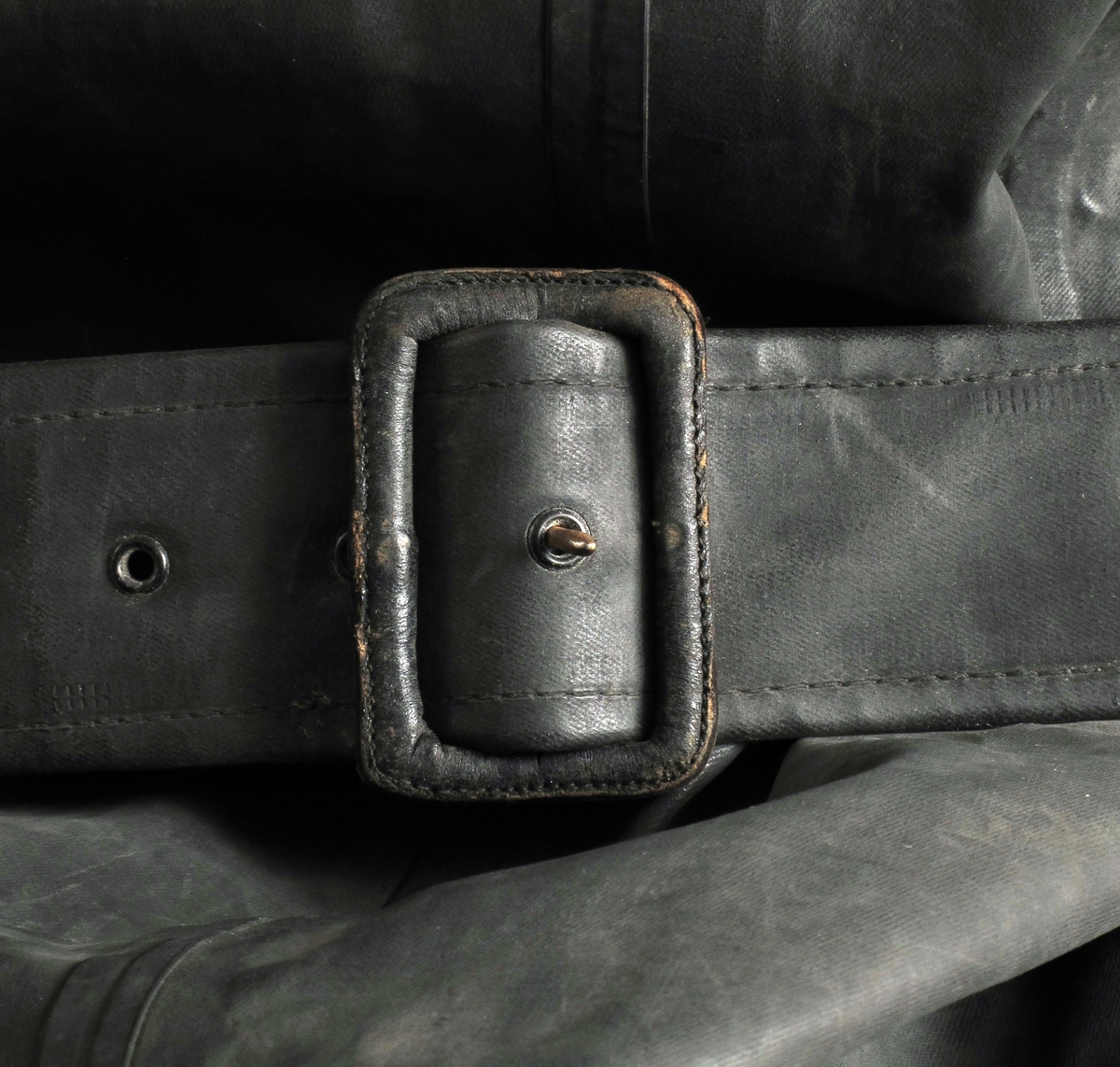 Gummidress, brukt av alliert marine og handelsflåte under krigen 1940 - 45. 
Sort dress med gul hette. Stor gummiddress med påsatte støvler, som har blyinnlegg for å holde drakten flytende loddrett. Lange ermer, vid halsåpning med snoretrekk og gul hette med innvendig hvit elastikk. Innv. bruksanvisning.  Stempel under sålen.