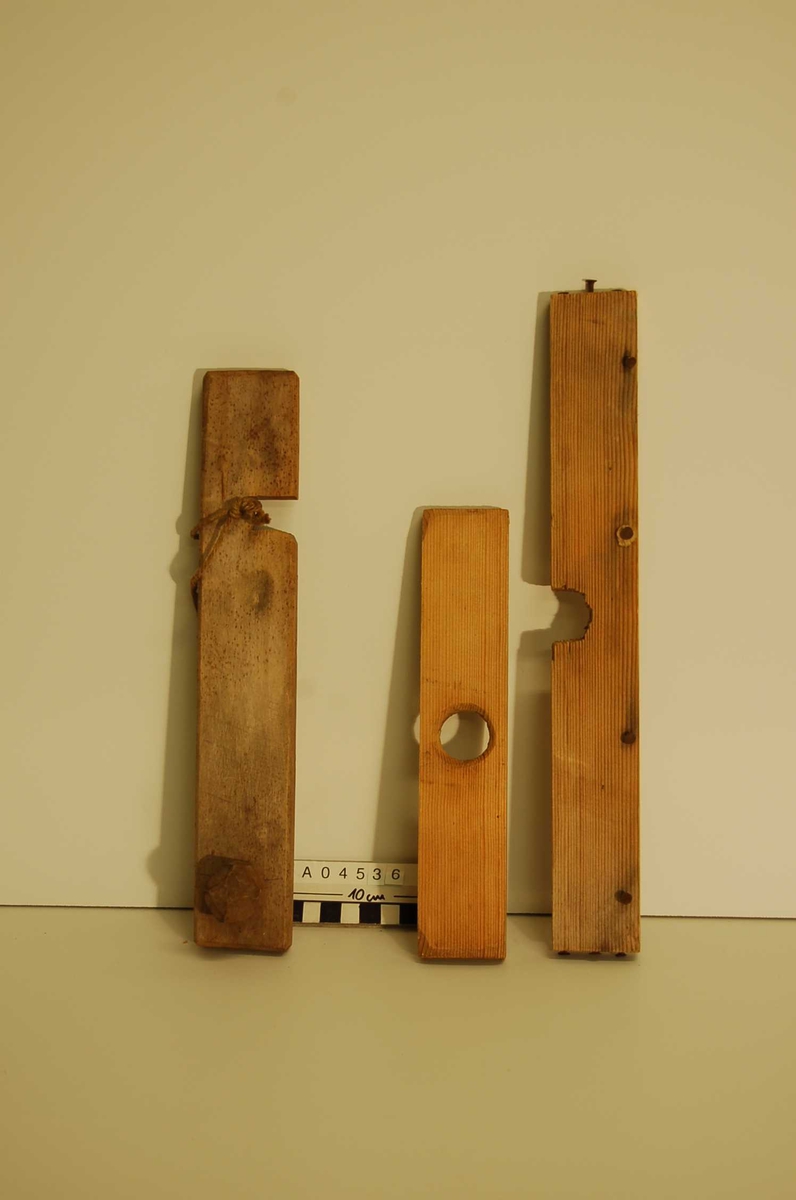A: 39cm skaft,+ 12 cm "ben" + 7cm diam. trinser, skaft 3 cm diam., nedre del 26 cm bredde, festet med trenagle i midten og vippbar.
B: ?, 59cm
C: ? 63 cm .
D:vippe, 56cm, m.jernkrampe for opheng,
E, F, G, ??
H+I: to vipper, 63cm
J, K,L: 3 kiler, ca 12 cm