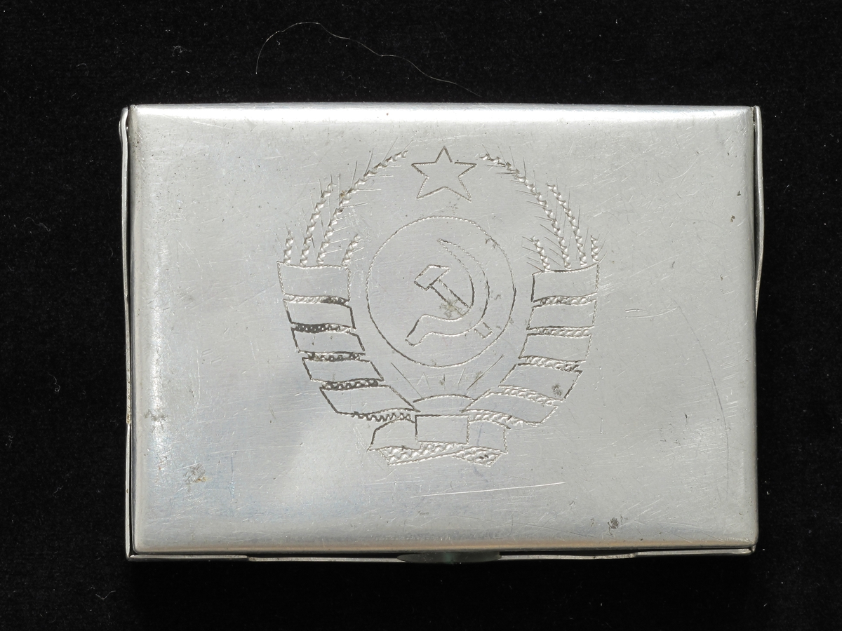 Kystlandskap m. dampskip, solnedgang, fyrlykt. Sovjetunionens symbol, hammer og sigd, stjerne.