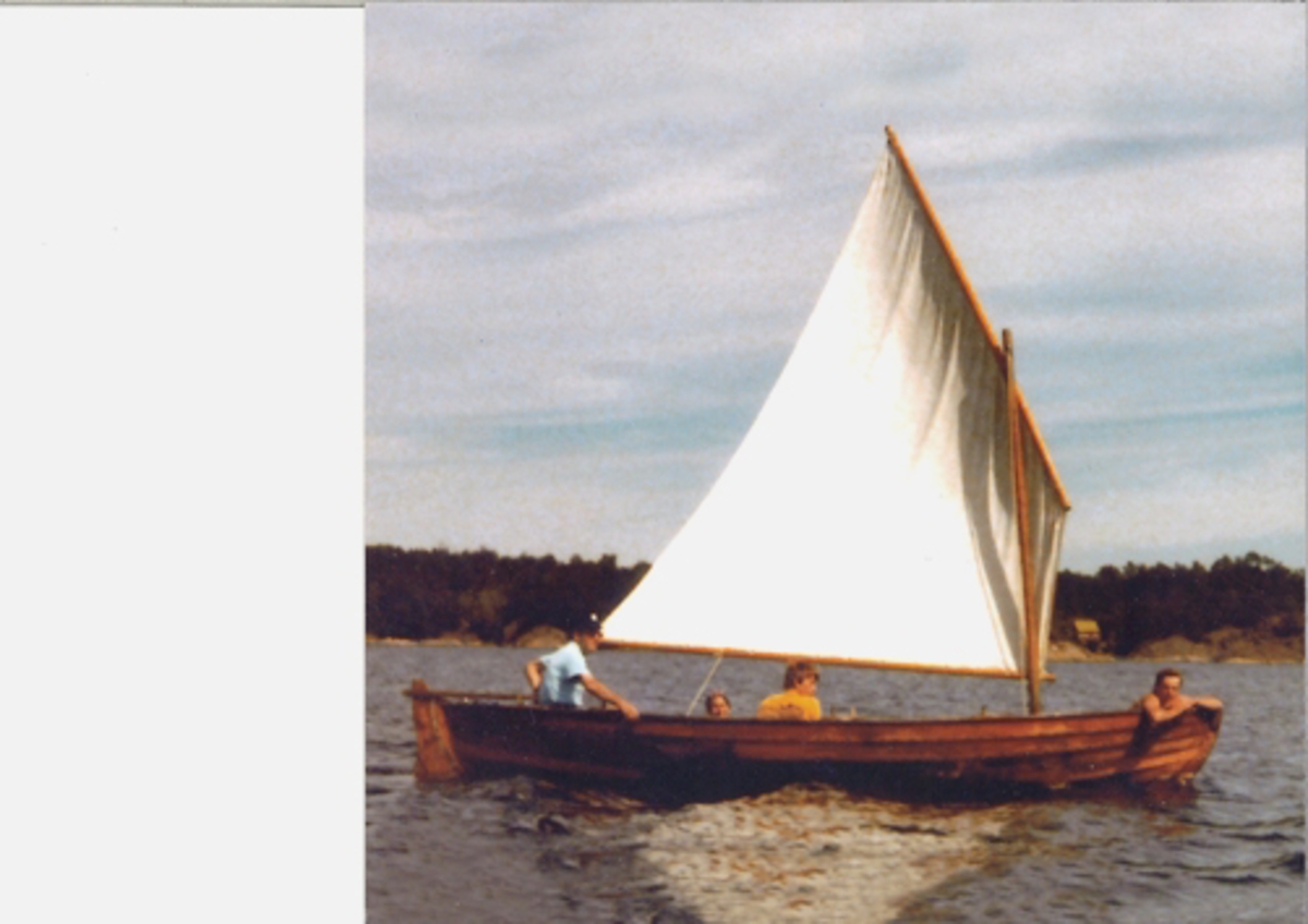Skjekte, klinkbygd, bygget for seiling. 3 par tollepinner for årer. Utstyrt med relativt stort råseil (luggerseil) og ballast (to av tiljene var laget av sement). Langsgående setebenker midtskips nær bunnen.