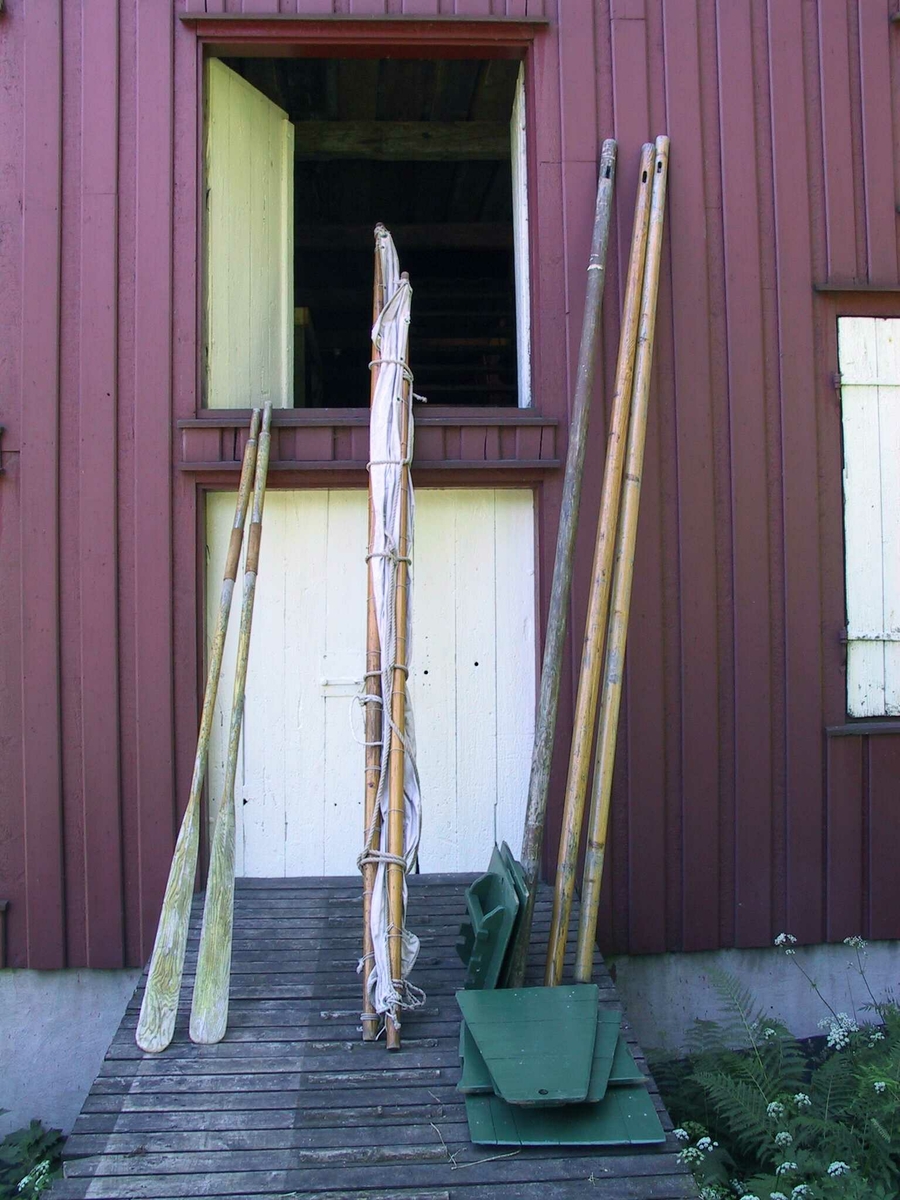 Skjekte, klinkbygd, bygget for seiling. 3 par tollepinner for årer. Utstyrt med relativt stort råseil (luggerseil) og ballast (to av tiljene var laget av sement). Langsgående setebenker midtskips nær bunnen.