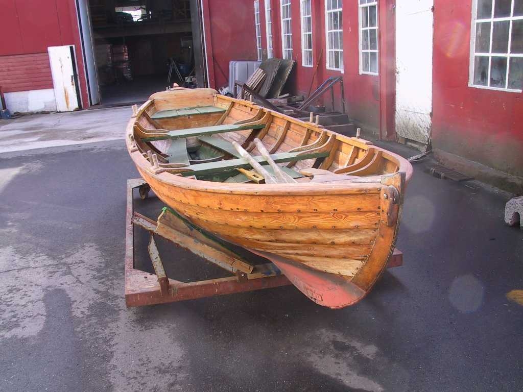 Skjekte, klinkbygd, bygget for seiling. 3 par tollepinner for årer. Utstyrt med relativt stort råseil (luggerseil) og ballast (to av tiljene var laget av sement). Langsgående setebenker midtskips nær bunnen.