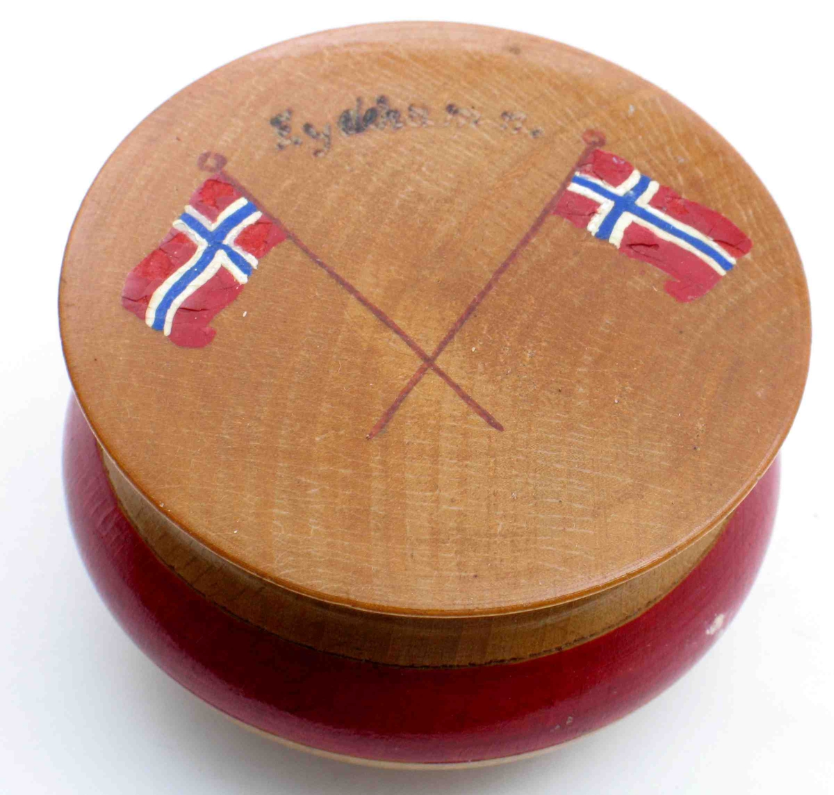 To norske flagg i kors på lokket, sammen med teksten Eydehamn