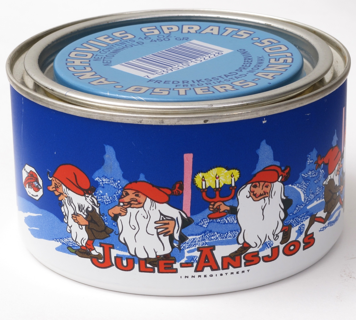 Mange nisser i snø og skog. Lysestake, juletre, ansjosboks.