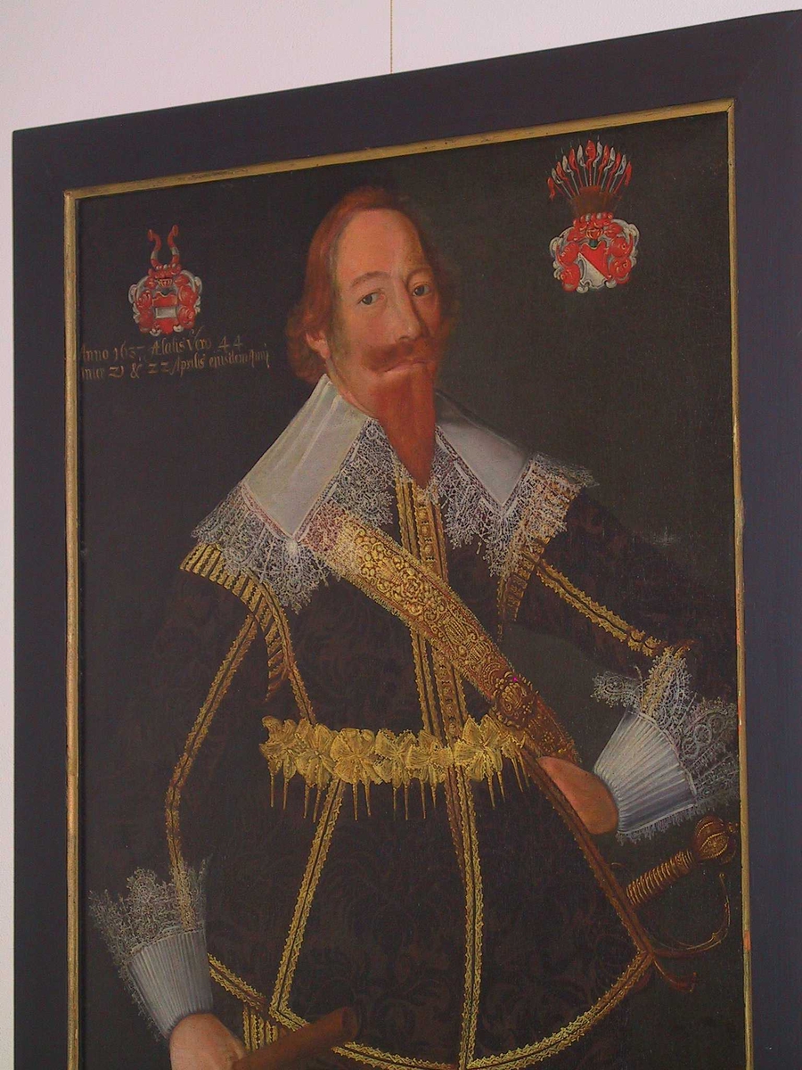 Portrett av Erik Krabbe  f. 21 april 1593, d. i Tønsberg 26 nov: 1659, sønn av  Christen Krabbe til Bjørholm og Lisbet Høg.  G. m. Maren Mogensd. Kruse.  Knestykke,  venstrevendt,   yngre mann m. rødt hår og skjegg,  i brun drakt m. mørkebrunt mønster og gullsøm, flat   kniplingskrave.  V. hånd i hoften, h. ned langs siden, griper om   marskalkstav.  Bakgr. mørkt gråbrun .  Øv. v. hj. fedr. våp: Krabbe: rødt skjold delt hor.  på midten av bred hvit bjelke.  Vedderhorn på hjelmen tilsvarende tverrstripet rødt, hvitt, rødt.  Øv. h. hj. mødr. våp: Høg: diagonaldelt skjold,  nedre del hvit, øv. rød.  13 faner, hvite og røde, på hjelm,  Innskr. under   Krabbevåpenet:   Anno 1637, statis Vero 44, Inter 21 & 22 Aprilis ejusdem Anni.  