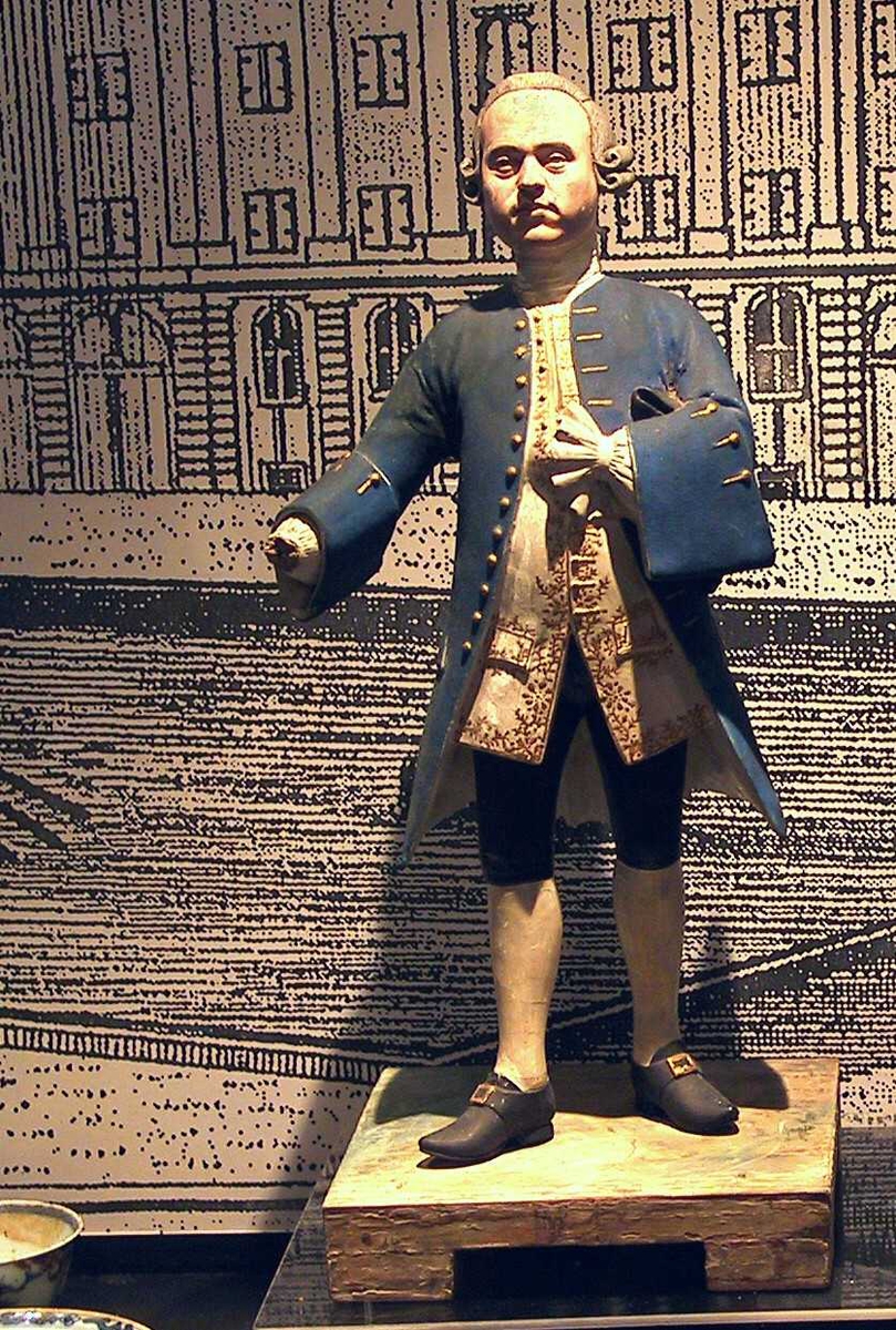 Ung mann i helfigur, frontal.