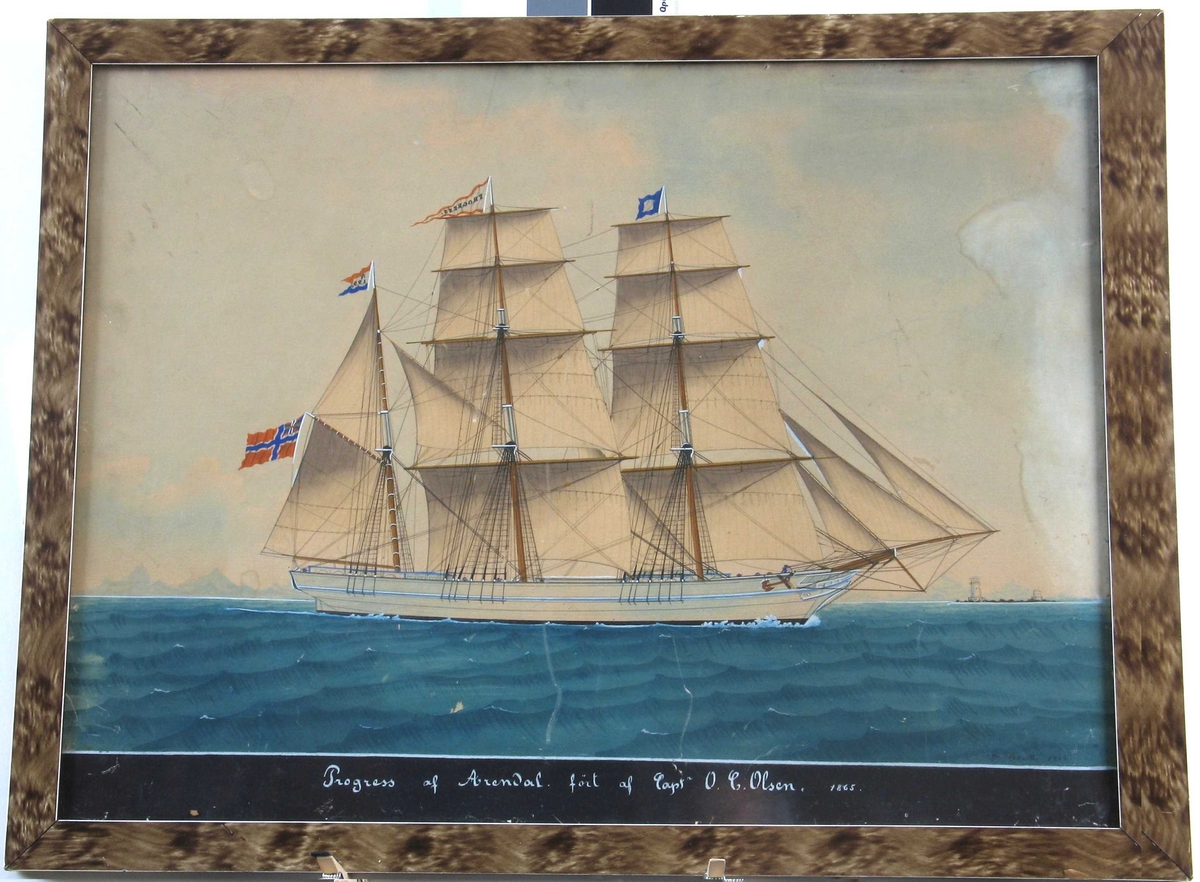 Bark for fulle seil, mot høyre, hvitmalt skrog, blått signalflagg i fokkemast, navnvimpel i stormast og vimpel i rødt, hvitt og blått i mesanmast. Norsk flagg m. unionsmerke under gaffelen. Landskap med fyrlykt og fjell langt i bakgrunnen. Blågrønt hav, hvitt skrog, grågul himmel. Sort felt m. hvit tekst nederst. Bark Progress av Arendal. 