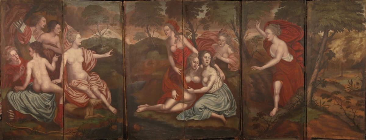 Diana og hennes nymfer i landskap, like før de skal bade i en kulp. To figurgrupper, hver på fem personer, alle kvinner, mer eller mindre lett påkledd. Diana på felt nr. 2 fra venstre, sittende, høyrevendt med jakthund ved sine føtter (mynde). 4 kvinner på felt nr. 1 fra  Kalysto føres frem for Diana av 3 nymfer. 5. felt: stående nymfe peker mot himmelen: 6. felt: brunt landskap.